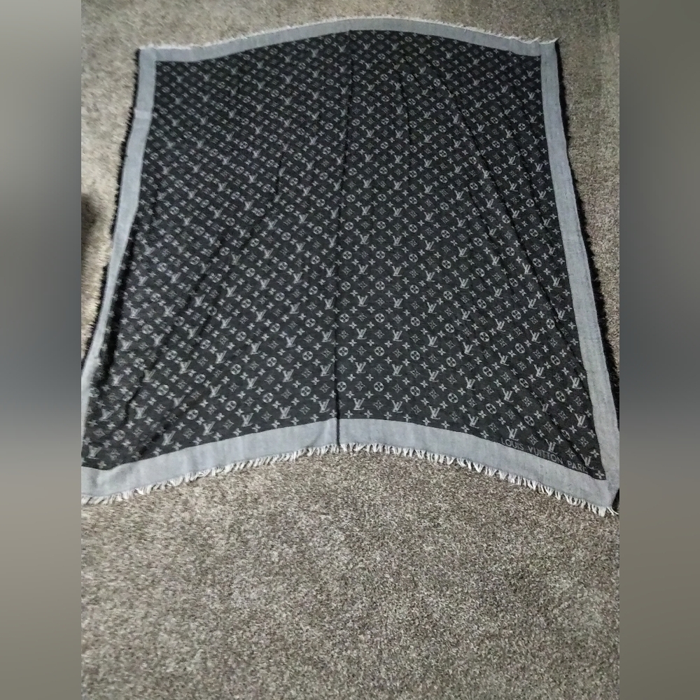 Authentic Louis Vuitton Black & Gray Monogram Shawl - Picture 3 of 4